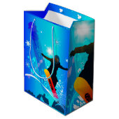 Snowboarden, sneeuwboarder met bord op blauwe acht medium cadeauzakje (Achterkant Gekanteld)