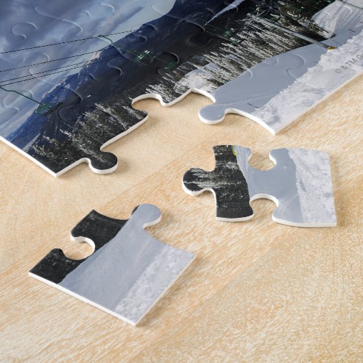 Snowboarder die in de lucht springt en een achterk legpuzzel (Zijkant)