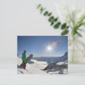 Snowboarder kijkt van bergtop briefkaart (Staand voorkant)