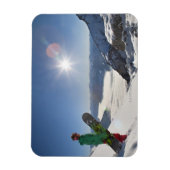 Snowboarder kijkt van bergtop magneet (Verticaal)