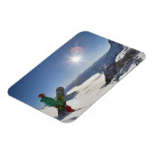 Snowboarder kijkt van bergtop magneet (Linkerzijde)
