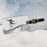 Snowboarder Monogram Silver Snowboard Bagagelabel<br><div class="desc">Dit ontwerp is gemaakt met behulp van digitale kunst. Het kan in het gebied worden aangepast door de klik aan te passen en de naam, initialen of woorden aan te passen. U kunt de tekstkleur en de stijl ook veranderen of de tekst voor een slechts ontwerp van het afbeelding schrappen....</div>