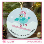 Snowboarder Wintersport Liefhebber Foto Keramisch Ornament<br><div class="desc">Laat je liefde voor wintersport zien met dit gepersonaliseerde snowboarder ornament. De voorkant is voorzien van een charmante illustratie van een vogel die door vers poeder snijdt, omringd door vallende sneeuw - de sensatie van de hellingen vastleggen in een speels, hartverwarmend ontwerp. De achterkant bevat plaatsaanduidingen om uw eigen foto...</div>