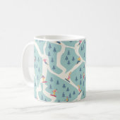 Snowboarders en skiërs rijden in het skioord. Pe Koffiemok (Voorkant links)