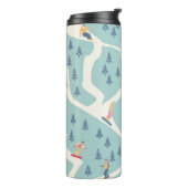 Snowboarders en skiërs rijden in het skioord. Pe Thermosbeker (Gedraaid links)