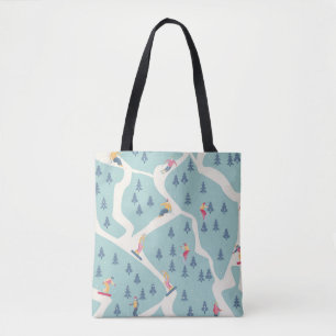 Snowboarders en skiërs rijden in het skioord. Pe Tote Bag