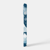 Snowcapped Bergen met Pine Trees Snowflakes iPhone 15 Case (Linkerkant)