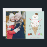 Snowcone-fotokerstkaart Aankondiging<br><div class="desc">Deze schattige geïllustreerde kaart is voorzien van een ware sneeuwpop samen met snoep.</div>
