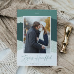 Snowdrift | Colorblock verticale foto Hanukkah Feestdagenkaart<br><div class="desc">Een moderne en elegante vakantiekaart in zachte kleuren met uw favoriete verticale of portretgeoriënteerde foto op een colorblock sneeuwdrift-achtergrond in tinten van spruce en jager green. "Joyous Hanukkah" staat onder in mooi handgeschreven script,  met je familienaam eronder.</div>