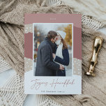 Snowdrift | Colorblock verticale foto Hanukkah Feestdagenkaart<br><div class="desc">Een moderne en elegante vakantiekaart in zachte kleuren met uw favoriete verticale of portretgeoriënteerde foto op een colorblock sneeuwdrift-achtergrond in woestijn geïnspireerde tinten van roos en bruin. "Joyous Hanukkah" staat onder in mooi handgeschreven script,  met je familienaam eronder.</div>