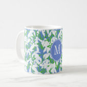 Snowdrop Patroonmonogram op blauwe achtergrond Koffiemok (Voorkant links)