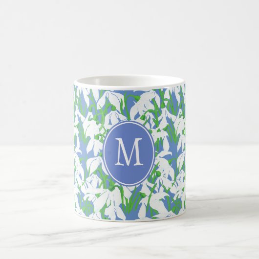 Snowdrop Patroonmonogram op blauwe achtergrond Koffiemok (Center)