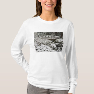 Snowfall in de Japanse tuin van Portland, T-shirt