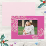 Snowflake Berry Bling Elegante Kerstfoto Feestdagenkaart<br><div class="desc">Deze kerstkleurtrend gaat helemaal over het roze. Personaliseer deze elegante platte kerstkaarten door jouw naam toe te voegen in een modern wit lettertype linksonder en voeg vervolgens uw foto toe aan het midden van het ontwerp op een achtergrond van diep bessenroze en elegante faux glitter roze sneeuwvlokken rond uw afbeelding....</div>
