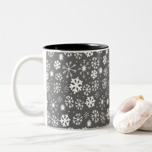 Snowflake blizzard met zilvergrijze achtergrond tweekleurige koffiemok (Met donut)