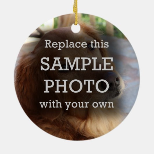 Snowflake en witte sterren op rode, tweeslachtige keramisch ornament (Achterkant)