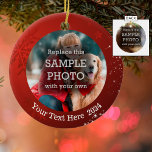 Snowflake en witte sterren op rode, tweeslachtige  keramisch ornament<br><div class="desc">Ontwerp uw eigen handdoek of cadeautje ornament met twee foto's op dit dubbelzijdige keramische ornament met een rode achtergrond met een sneeuwvlok en witte sterren en een plaats om uw gepersonaliseerde tekst aan de voorzijde toe te voegen. De tekst wijzigen, toevoegen of verwijderen zoals gewenst. De stijl, de grootte en...</div>
