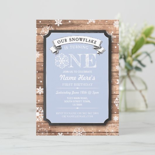 Snowflake First Birthday Blue Wood Winter Invite Kaart (Staand voorkant)
