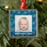 Snowflake Foto Metalen Ornament<br><div class="desc">Je favoriete foto is te zien op een vierkant metaal met gouden sneeuwvlokken op een blauwe kerstachtergrond. Upload je eigen afbeelding naar creëer kerstboomversieringen voor jezelf of geef je als cadeau aan familie,  vrienden,  ouders en grootouders! Meer materialen,  vormen en DESIGN in onze winkel.</div>