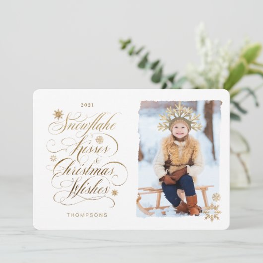 Snowflake Kiss kerstkreet Gold Script Feestdagenkaart (Staand voorkant)