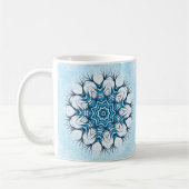 Snowflake Mandala in Blue Winter Abstract Art Koffiemok (Links)