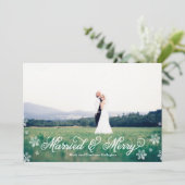 Snowflake Married en Merry Full Bleed Holiday Feestdagenkaart (Staand voorkant)