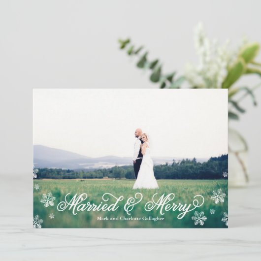 Snowflake Married en Merry Full Bleed Holiday Feestdagenkaart (Staand voorkant)