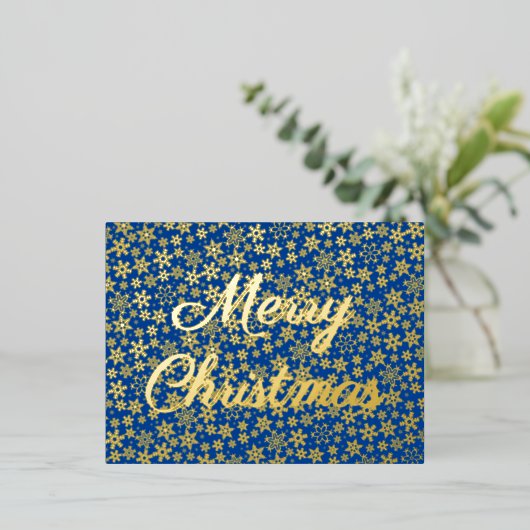 Snowflake met prettig kerstcadeautje blauw folie feestdagen briefkaart (Staand Voorkant)