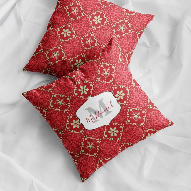 Snowflake Monogram Elegant Red Winter Gepersonalis Kussen (Red Christmas snowflake monogram pillow with personalized name festive holiday decor accent.)
