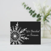 Snowflake op Black Winter Wedding Save the Date Aankondigingskaart (Staand voorkant)