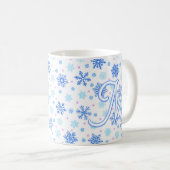 Snowflake pastel Baby Blue Elegant Script Monogram Koffiemok (Voorkant rechts)