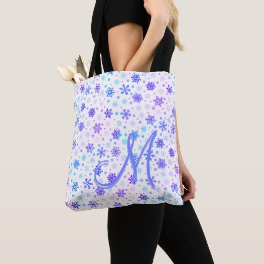 Snowflake Pastel Pink and Blue Elegant Monogrammen Tote Bag (Dichtbij)