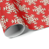 Snowflake-patroon van hout op vast rood cadeaupapier (Rol Hoek)
