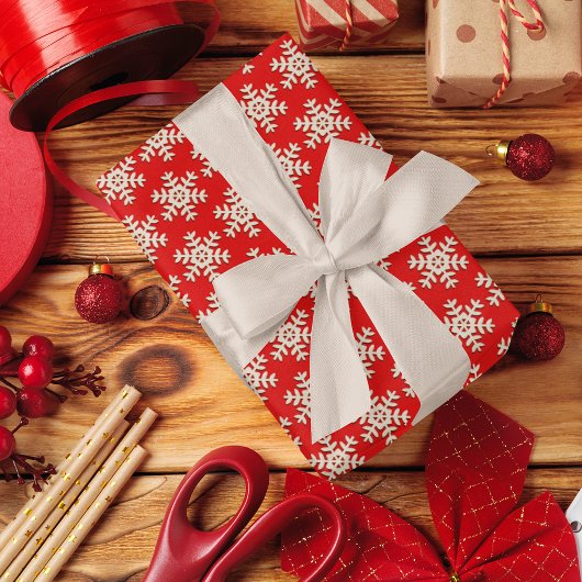 Snowflake-patroon van hout op vast rood cadeaupapier