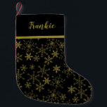 Snowflake Pattern Black en Gold Personalized Kleine Kerstsok<br><div class="desc">Deze moderne kerstvoorraad heeft een zwart en goud bovenaan,  die je kunt personaliseren met jouw naam. Het ontwerppatroon is zwart met zachte gouden,  handgetekende sneeuwvlokken. Overeenkomende en coördinerende objecten zijn verkrijgbaar in onze winkel.</div>