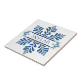 Snowflake pattern blue & white holiday custom name tegeltje (Zijkant)
