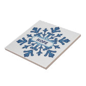 Snowflake pattern blue & white holiday custom name tegeltje (Zijkant)