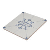 Snowflake pattern blue & white holiday custom name tegeltje (Zijkant)