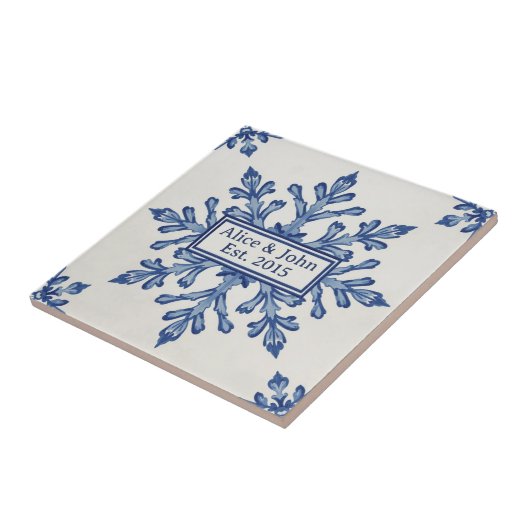 Snowflake pattern blue & white holiday custom name tegeltje (Zijkant)