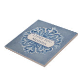Snowflake pattern blue & white holiday custom name tegeltje (Zijkant)