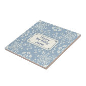 Snowflake pattern blue & white holiday custom name tegeltje (Zijkant)