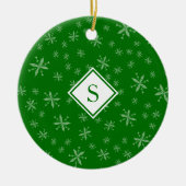 Snowflake Pattern Monogrammed Green Kerstmis Keramisch Ornament (Voorkant)