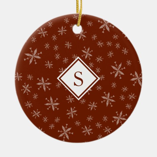 Snowflake Pattern Monogrammed Red Kerstmis Keramisch Ornament (Voorkant)
