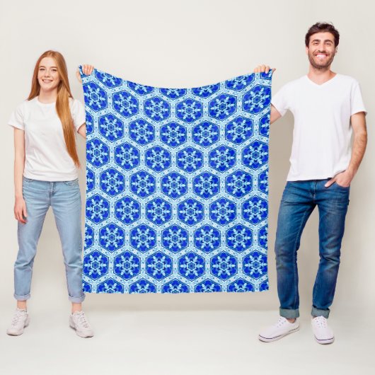 Snowflake Quit Pattern - Cobalt Blue en White Fleece Deken (In situ)