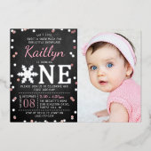 Snowflake Winter Chalkboard 1st Birthday Foto Folie Uitnodiging (Voorkant)