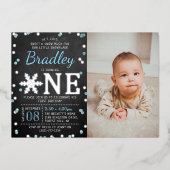 Snowflake Winter Chalkboard 1st Birthday Foto Folie Uitnodiging (Voorkant)