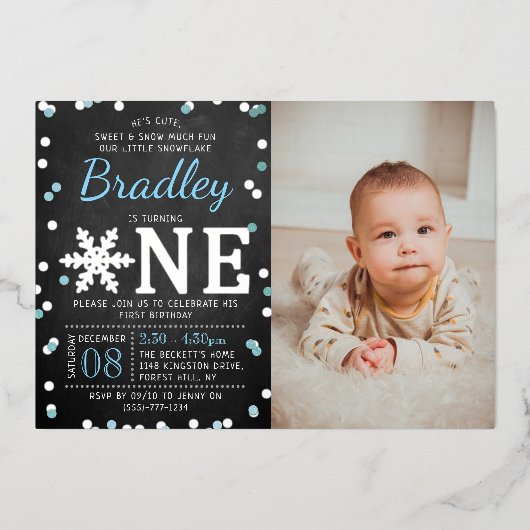 Snowflake Winter Chalkboard 1st Birthday Foto Folie Uitnodiging (Voorkant)