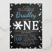 Snowflake Winter Chalkboard 1st Birthday Real Folie Uitnodiging (Voorkant)