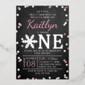 Snowflake Winter Chalkboard 1st Birthday Real Folie Uitnodiging (Voorkant)