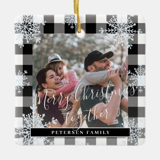 Snowflakes 2 familiefoto gepersonaliseerde buffel keramisch ornament (Voorkant)